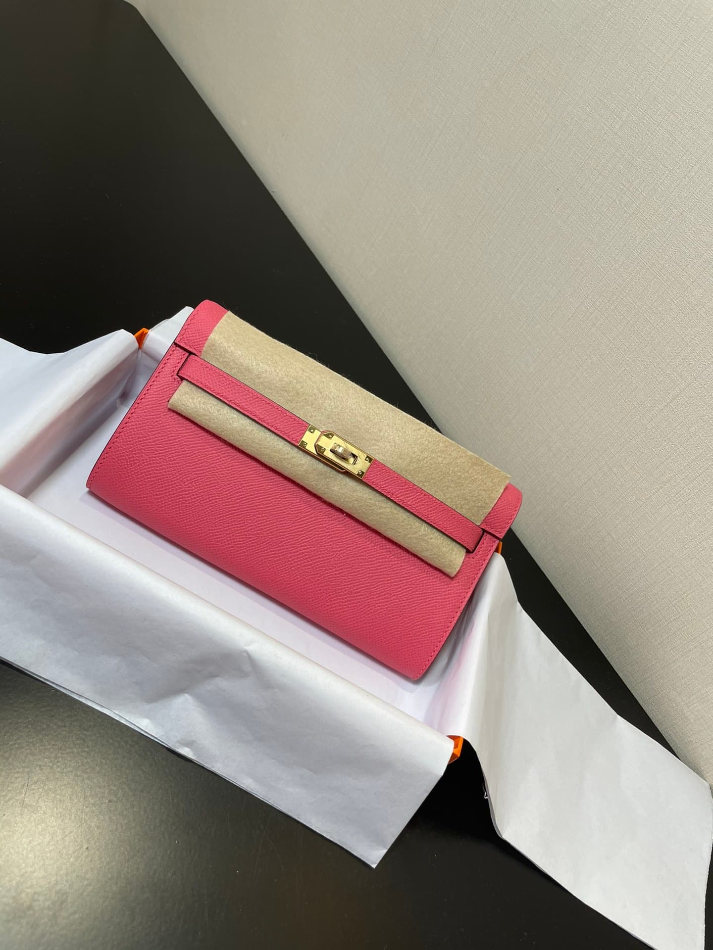 C4868 Kelly woc is a highly popular product; everyone will buy it. It’s practical and has many uses. See the detailed images. The color is lipstick, and the material is Epsom. 【In stock】 (Dimensions: length 20.5, width 11x, height 2 cm) — image 1