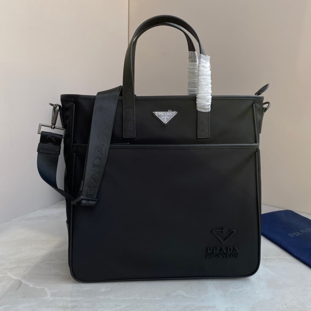 C6928 Batch of new men’s bags from P brand. 2VG032 label, original product. Made with imported nylon and Saffiano leather for edges and handles; polished steel accessories and black titanium zippers. Removable and adjustable shoulder strap. Many compartme