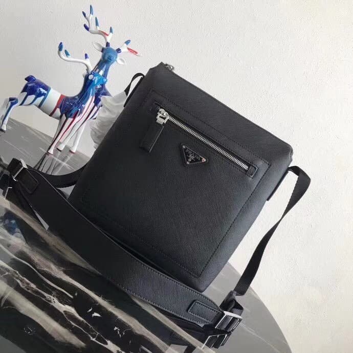 C6938 👻 New shoulder bag model 2VH062 is in stock!💝💝 High-quality saffiano leather from the manufacturer🅰️ This shoulder bag features clean and elegant design. On the front, there are a zipper pocket and a magnetic closure pocket; inside, there’s another — image 1