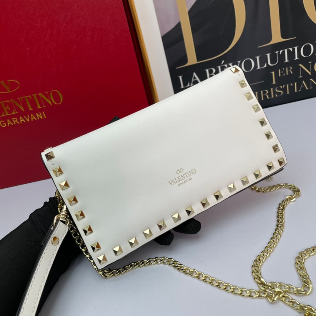 C7741 Small size Vacation. Valentino💥 Classic model from the official store; always sells well❤❤❤ Valentino Rocksud is extremely popular🔥 Small size “handbag” made of imported South African cowhide, paired with 24k vacuum-plated hardware✨✨✨ High-end produ