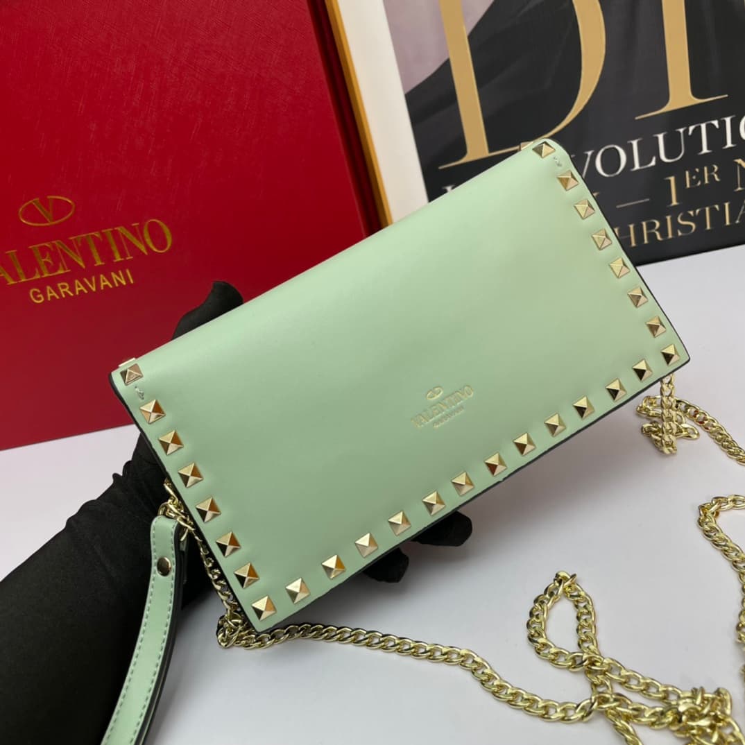 C7740 Small size Vacation. Valentino💥 Classic model from the official store; always sells well❤❤❤ Valentino Rocksud is extremely popular🔥 Small size “handbag”. Imported South African cowhide leather, paired with 24k vacuum electroplating hardware✨✨✨ High-