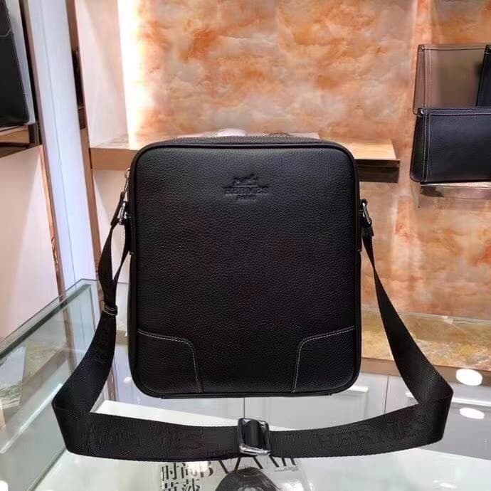 C4943 Hermes – The latest men’s briefcase by Hermes, carried across the shoulder😄 Made of genuine calfskin leather; soft texture and excellent feel. High-quality hardware zippers, fine craftsmanship. Designed specifically for Hermes. Stylish and practical — image 1