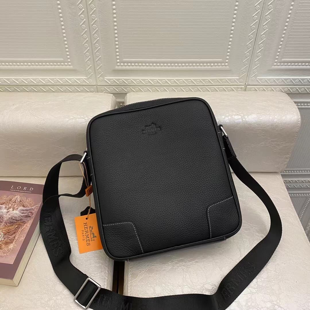 C4942 Hermes – The latest men’s briefcase from Hermes, designed for crossbody use 😄 Made of genuine calfskin leather; the leather is soft and has an excellent feel. It features high-quality hardware zippers and meticulous craftsmanship. It’s a premium pro — image 1