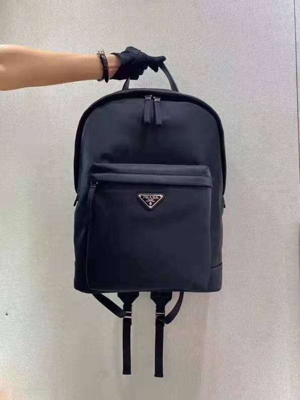 C6986 🎉 New shoulder bag 🎉 2021 – the latest shoulder bag of 2024. Made from imported Saffiano leather and imported nylon material, it features adjustable nylon straps and polished metal accessories. The nylon bag has multiple pockets and a padded back de — image 1