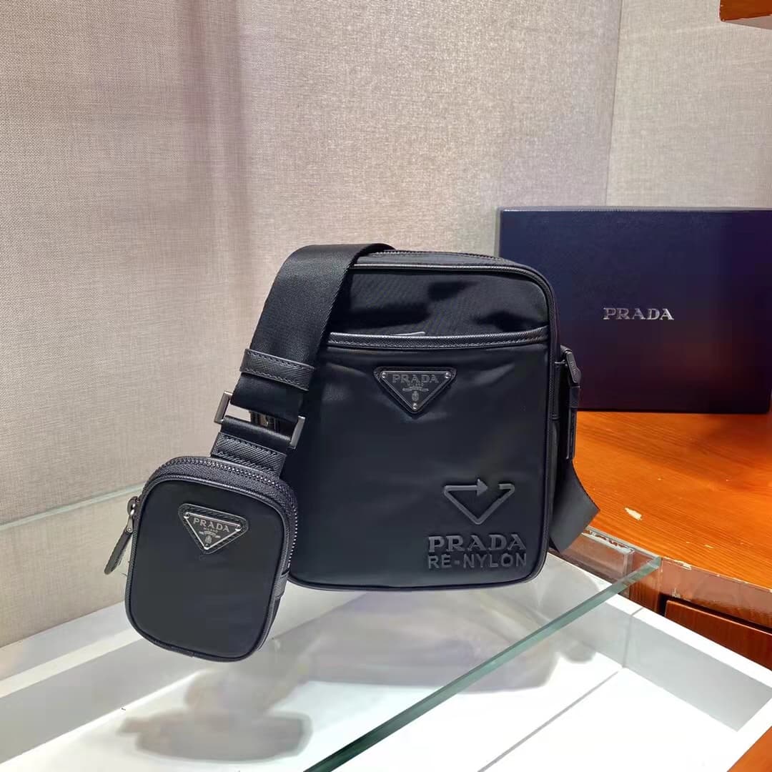 C6930 Batch 🎉〖with original boxes〗 Eco-friendly collection 🎉2VH112A 🎉This innovative crossbody bag is made of recycled nylon, and its design inspired by sports activities gives it a versatile style. The detachable pockets highlight its functionality. The