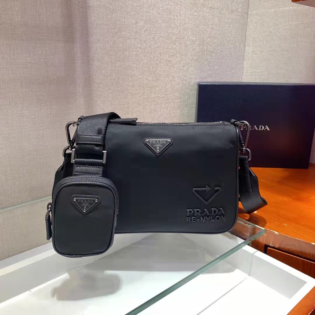 C6929 🎉 Eco-friendly Collection🎉2VH113🎉🎉 This crossbody bag is crafted from innovative recycled nylon material, giving it a sporty look. Exquisite Saffiano leather embellishments, along with stylish knitted nylon and leather straps with detachable pockets