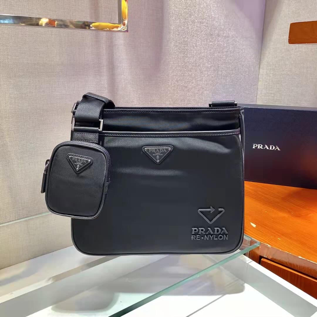C6926 🎉 Environmental Protection Collection🎉🎉 New 2VH118 men’s crossbody bag🎉🎉 This square shoulder bag is made of innovative recycled nylon material, featuring a unique slim design. The adjustable knitted nylon strap with detachable pockets is a distinct