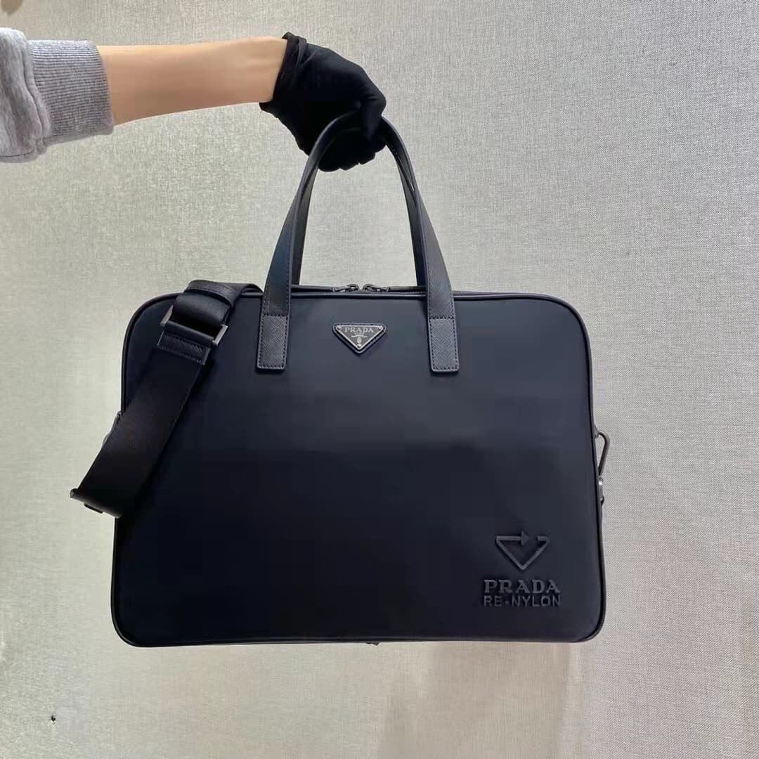 C6927 🎉 Environmental Protection Collection🎉 New 2VE005 briefcase🎉🎉 This reimagined men’s briefcase made of recycled nylon brings a fresh touch to the new season. It features dual handles and detachable shoulder straps, along with a distinctive recycled n