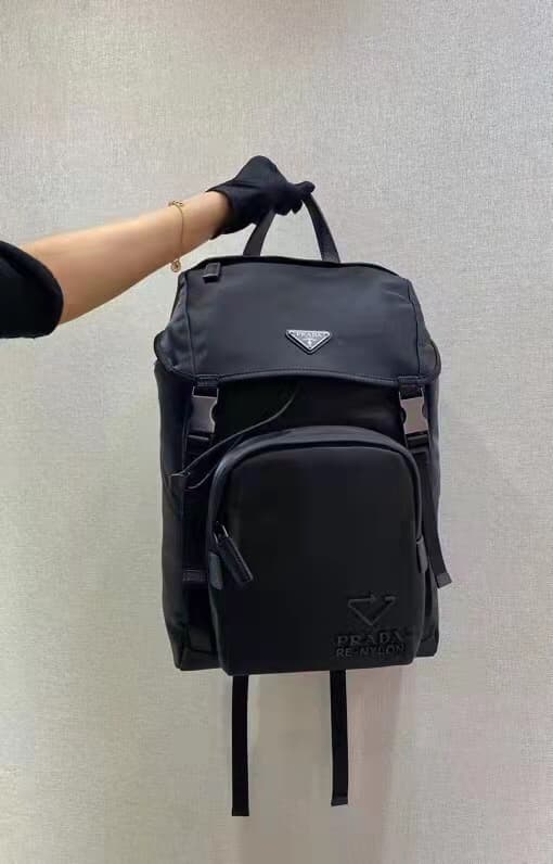 C7025 🎉 Environmental Protection Collection🎉2VZ135🎉🎉 This backpack is made from innovative recycled nylon material, featuring a classic design. It comes with a flap with straps and buttons, as well as four external zipper pockets. The back panel features — image 1