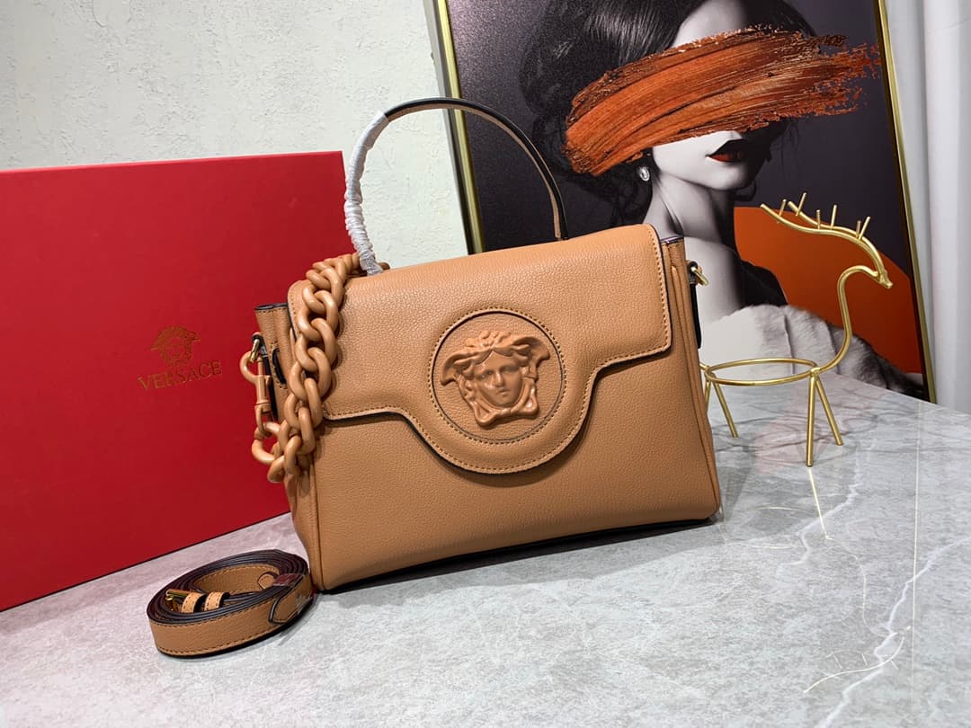 C8352 New colors 🎊💰 Small size 390 Versace – there are many new designs this year that are really impressive! The new bags in the LaMedusa series, like the Beaver Ken豆 style, are also very stylish. It is said that the design inspiration comes from marine — image 1
