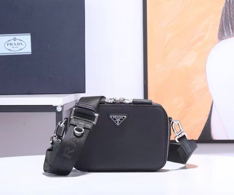 C6940 Batch ✨ (with original box) New vintage/retro camera bag ✨ 2VH070. It features a triangular enamel logo that further enhances its elegant style. Made from imported cross-stitched leather 👏 and polished hardware 👍, it looks really cool. It also has a — image 1