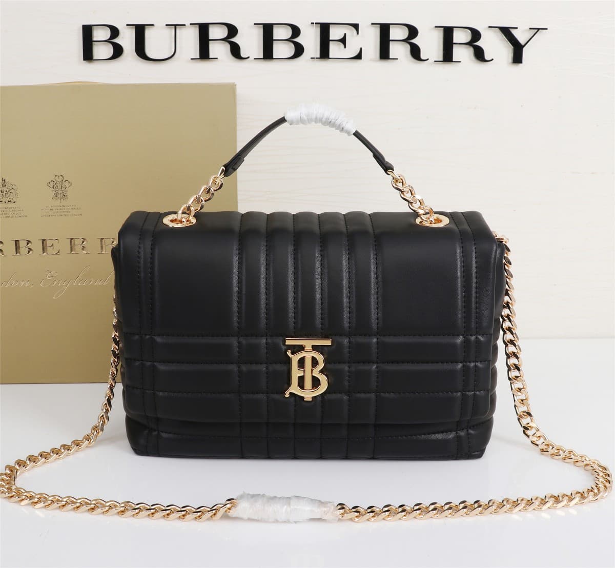 C64 🔥🔥The new Leather Bags from Brand B feature exquisite and unique school-style quilting designs. They are adorned with the distinctive logo of Thomas Burberry, along with shiny chain straps. It can be carried on the shoulders, or used with a handle at — image 1