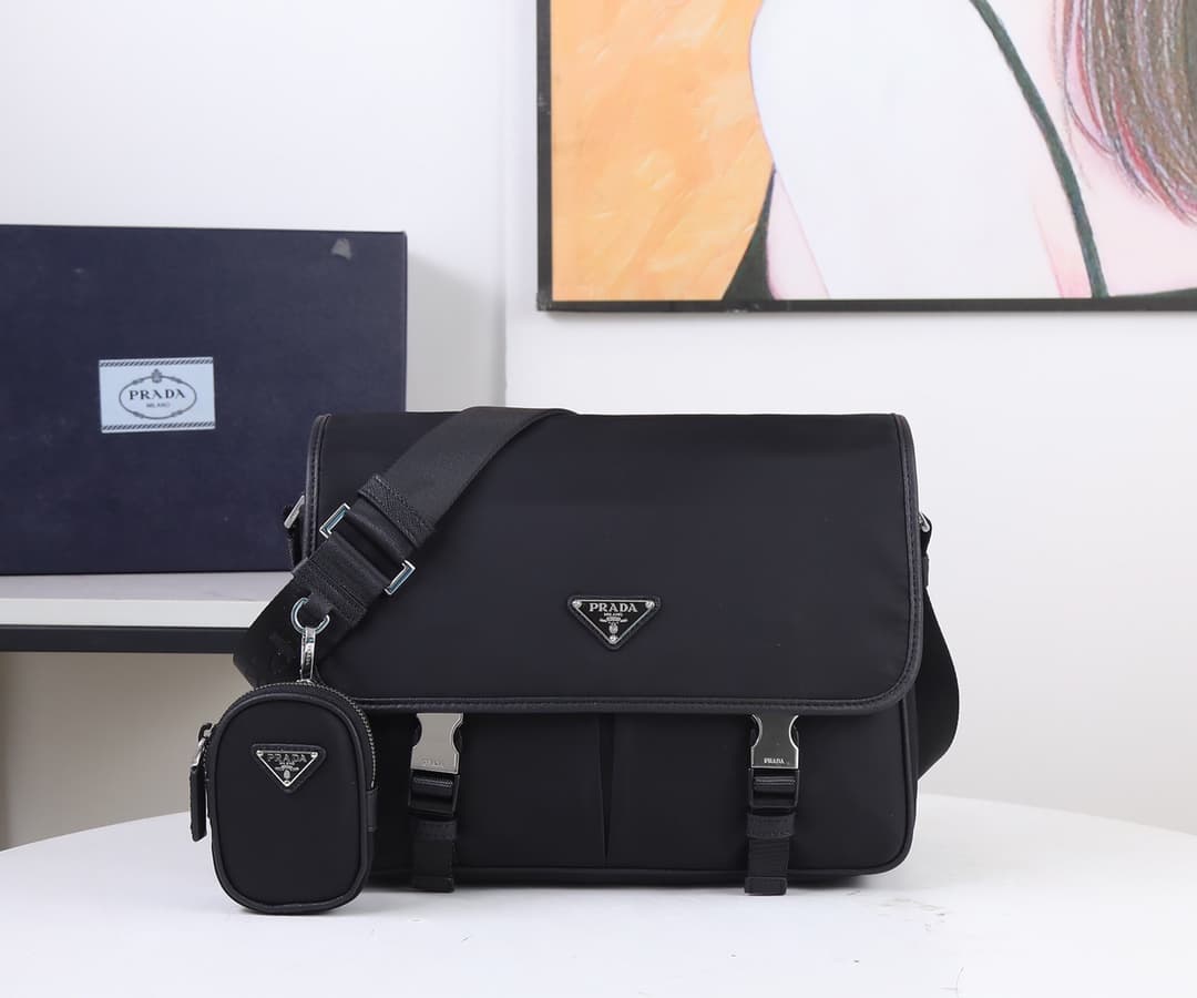 C7018 P family parachute-style messenger bag, model 2VD7688 large size. Dimensions: 32 * 24 * 12cm. High-quality original product. This nylon flap handbag is adorned with classic Saffiano leather trim. It features two side-opening zippers. Made of importe — image 1