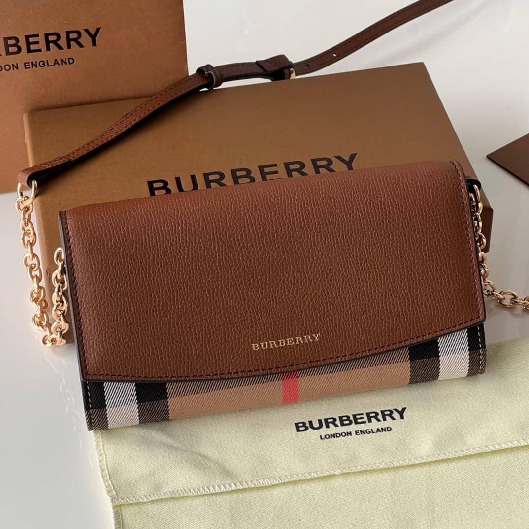 C54 Bur family Horseferry plaid leather chain wallet, handbag 👉 Comes with a leather chain and shoulder strap. This product can be used as a small handbag on its own, or as a wallet stored inside a daily handbag. 👍 High-quality products from the store, fi — image 1