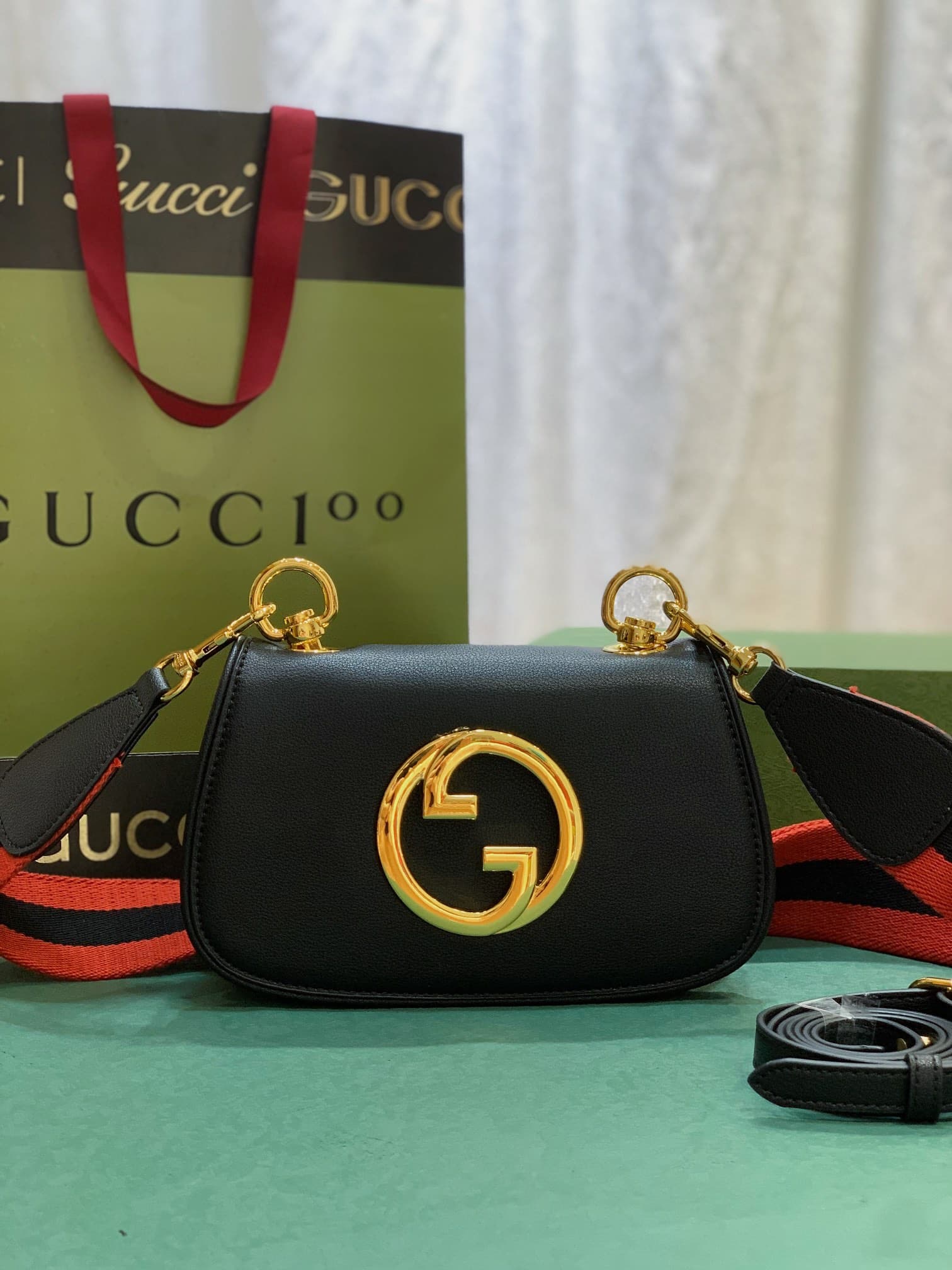 C3988 The new Gucci Blondie collection of handbags not only possesses a unique, dynamic charm, but also reflects the vision of creative director Alessandro Michele—honoring Gucci’s heritage while integrating contemporary expression. In the advertising cam — image 1