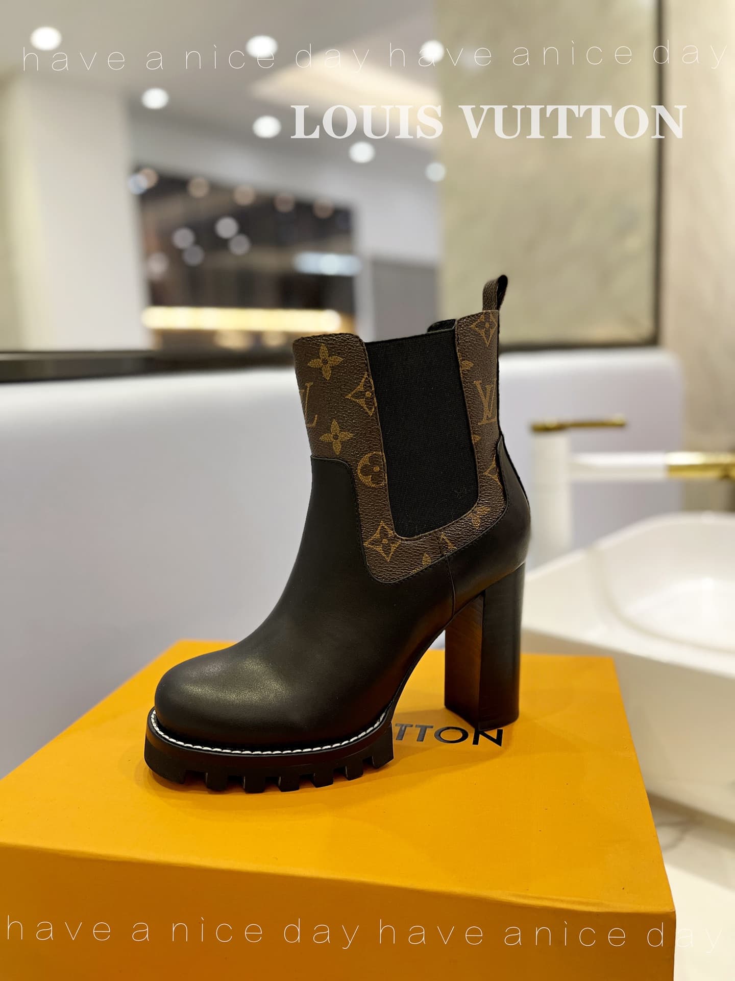 D9005 The flagship product promoted on the official website ★ ━━━━━ ЅᏇєєt ━━━━━ ▪️ Original mold hardware buckles, top-tier version LOUIS VUITT ON 2026 🍾💯💯💯🐯🐯💪💪 LV European-style stylish sandals 🐯🐯💸💸 Latest model, Louis Vuitton’s traditional hard case wit — image 1