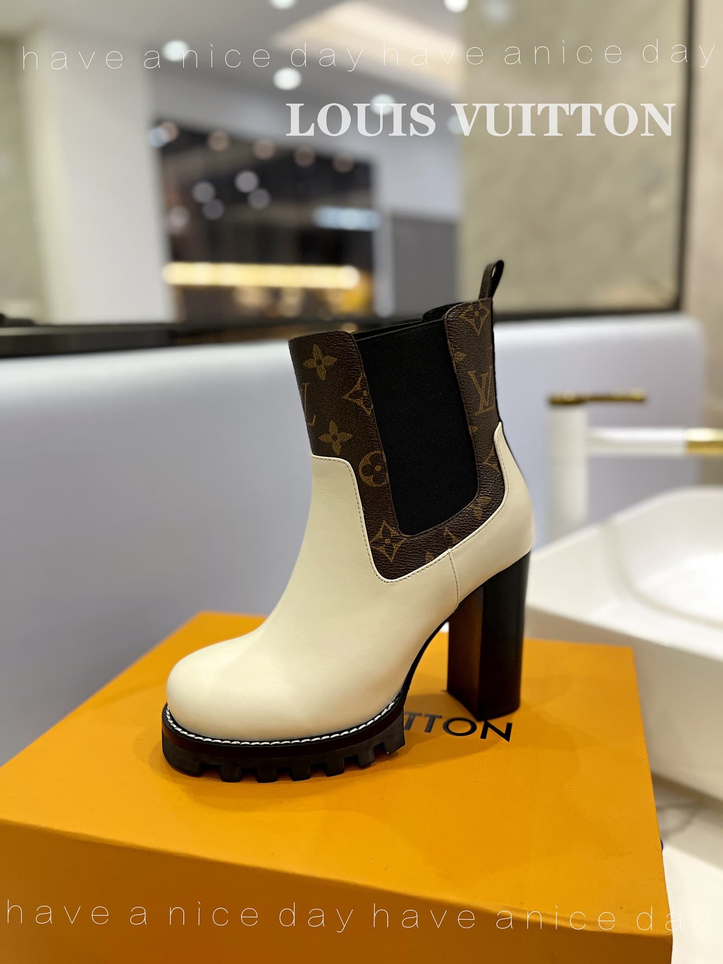 D8980 The flagship product promoted on the official website ★ ━━━━━ ЅᏇєєt ━━━━━ ▪️ Original mold hardware buckles, top-tier version LOUIS VUITT ON 2026 🍾💯💯💯🐯🐯💪💪 LV-style fashionable sandals 🐯🐯💸💸 Latest model, Louis Vuitton’s traditional hard shell exquisi — image 1
