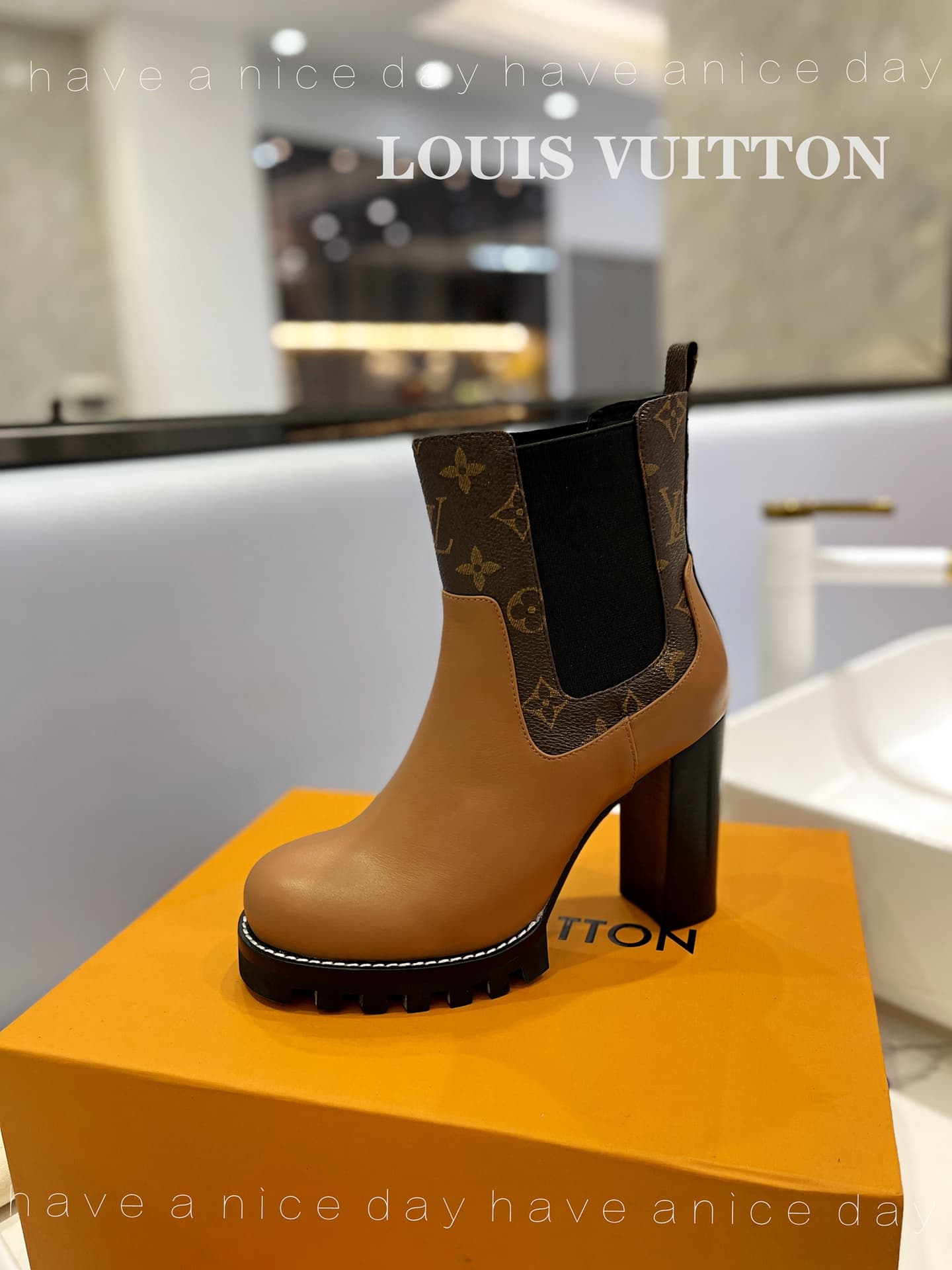 D8979 The flagship product promoted on the official website ★ ━━━━━ ЅᏇєєt ━━━━━ ▪️ Original mold hardware buckles, top-tier version LOUIS VUITT ON 2026 🍾💯💯💯🐯🐯💪💪 LV European-style stylish sandals 🐯🐯💸💸 Latest model, Louis Vuitton’s traditional hardbox exqui — image 1