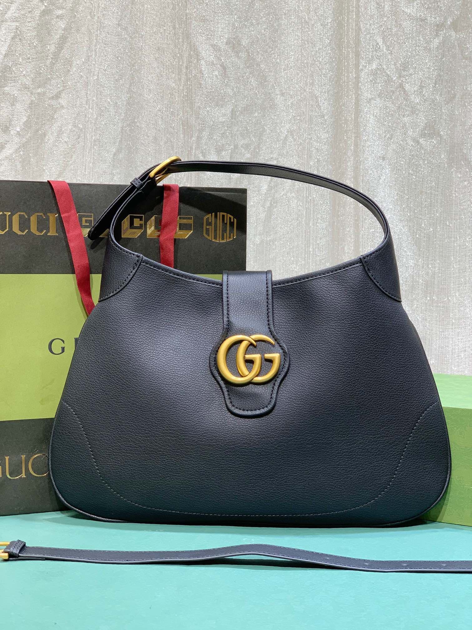 C3994 GG 👉 The “Gu Cosmogonie” collection is presented at the historic Monte Carlo Palace in Italy. During the show, aesthetic elements from different eras and locations complement each other, connecting the past with the present. This new crescent-shaped — image 1