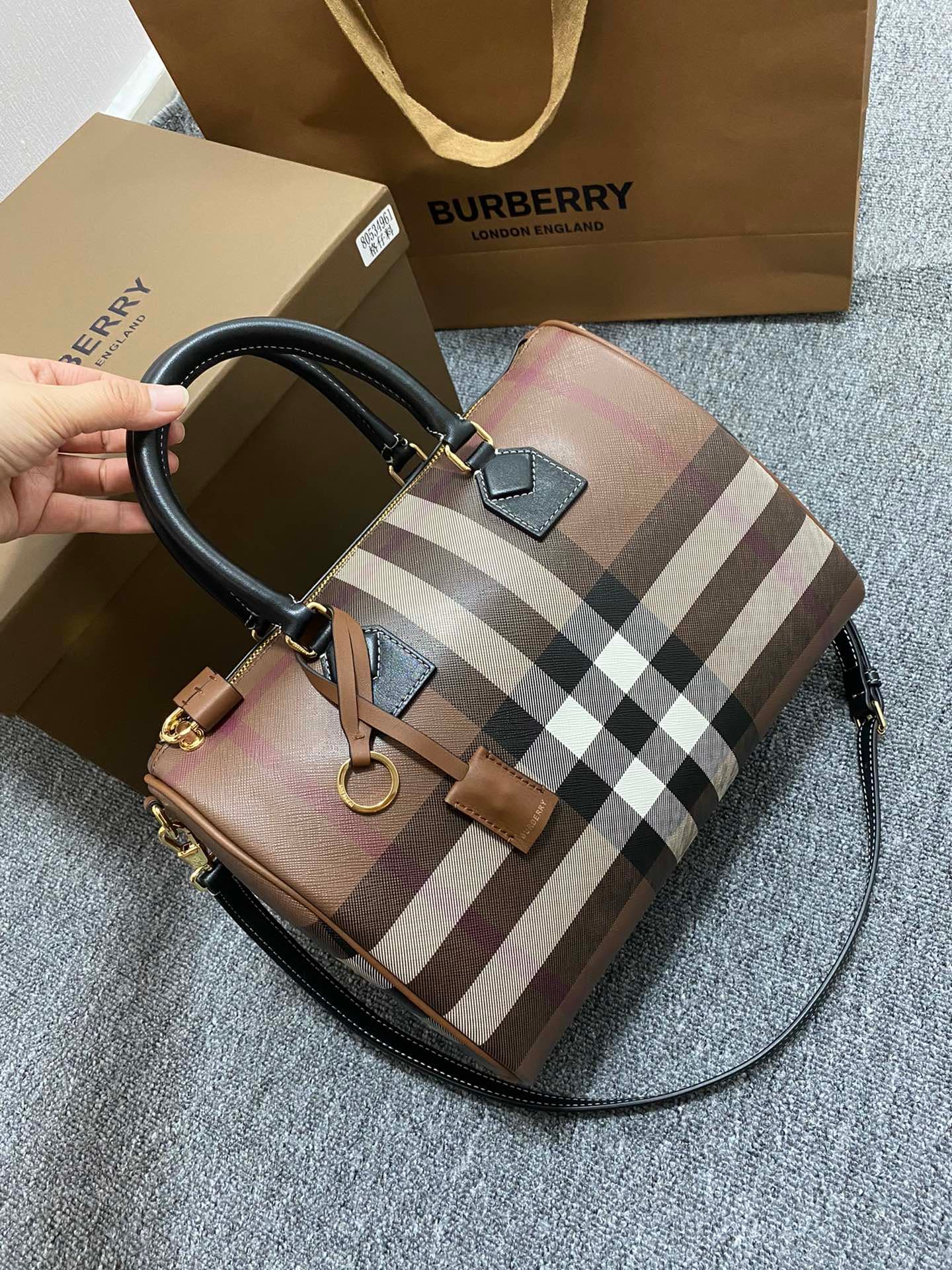 C68 The latest Italian-quality bowling bag from B brand is made of plaid material and leather with visible seams. It features a leather handle at the top, detachable and adjustable shoulder straps, zippers, as well as a leather-lined lock and luggage tag. — image 1
