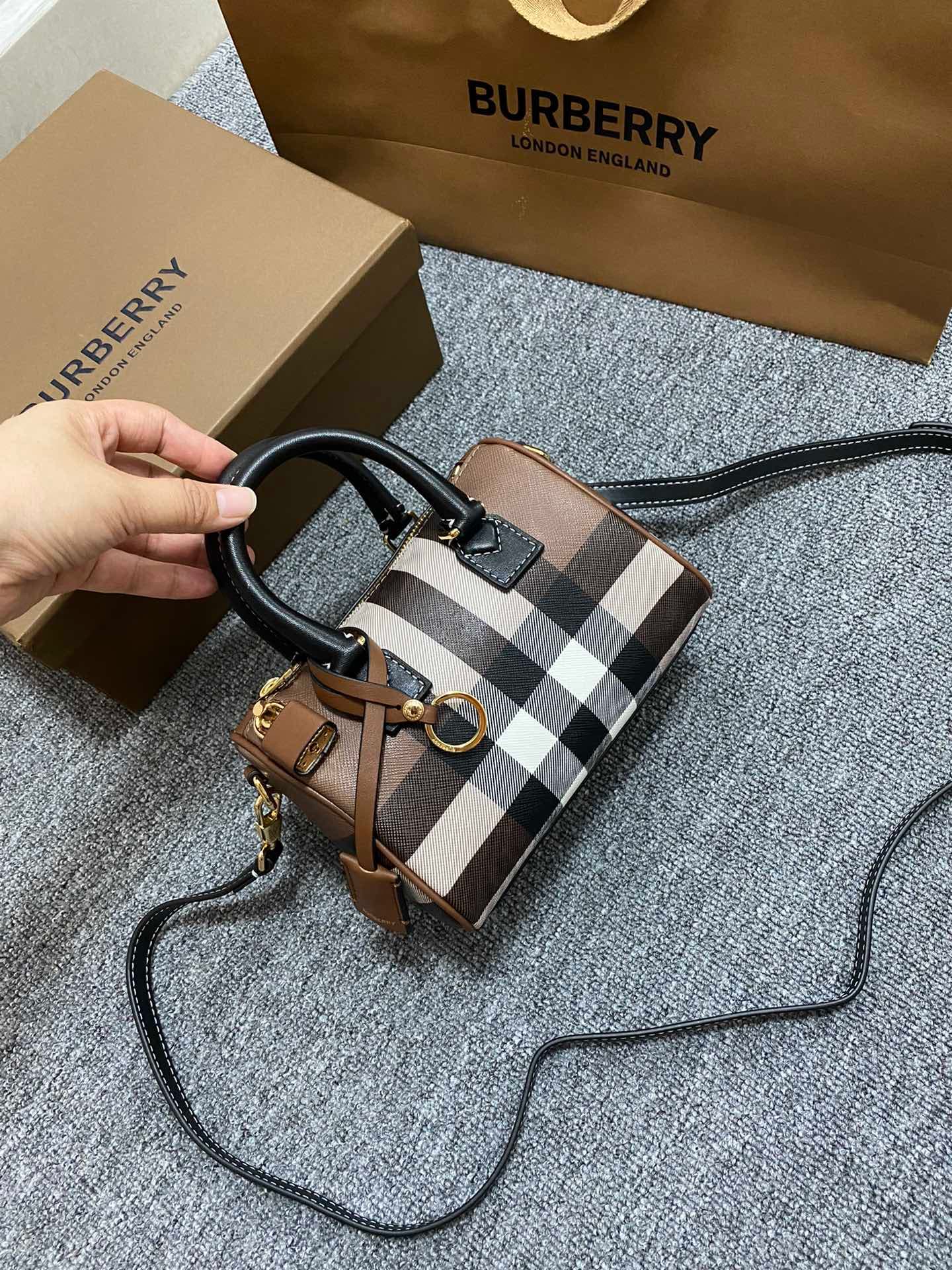 C72 💎💎280💎💎The latest Italian-made luggage from B’s brand features a check pattern material and ribbed leather. It has leather handles at the top, detachable and adjustable shoulder straps, zippers, as well as a leather-lined lock and a luggage tag. The l — image 1