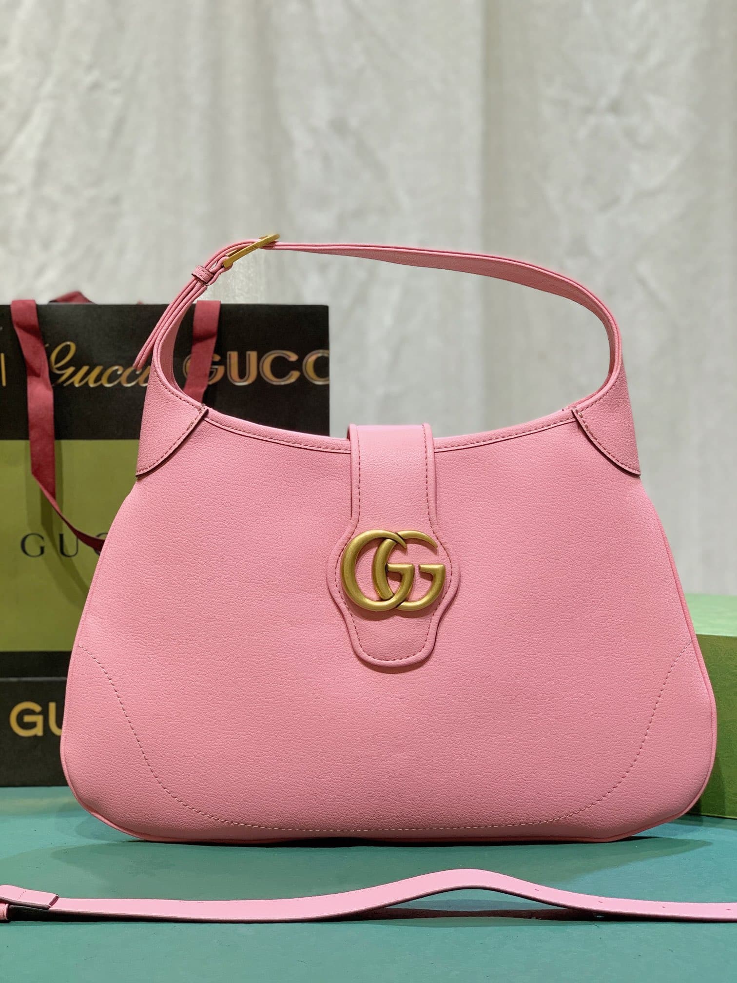 C3996 GG 👉 The “Gu Cosmogonie” collection is presented at the historic Montecchio Castle in Italy. During the show, aesthetic elements from different times and locations complement each other, connecting the past with the present. This new crescent-shaped — image 1