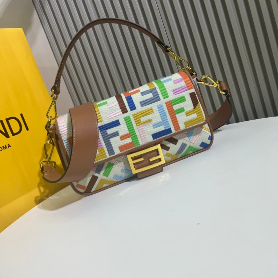 C2939 Ready-to-use bag made of top-quality leather, in its original 2022 style: it has a very summery look; colorful rainbow🌈F embroidery. This Fendi Baguette pattern bag is definitely a trendy item for this summer! It looks great when worn; it’s also hig — image 1