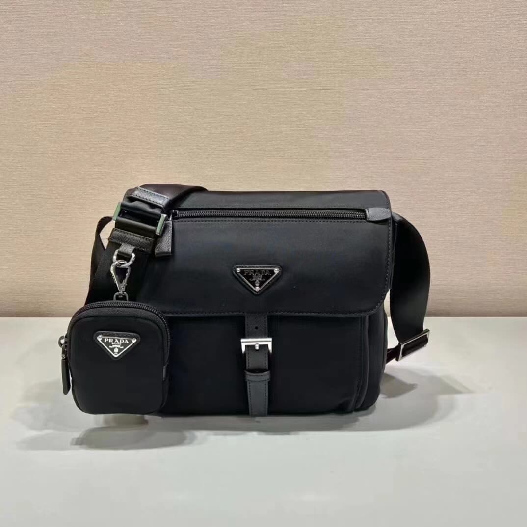 C6962 Batch 🆕🆕 Popular 1BD994 model with small pockets. It’s original product 🤙🤙. Made of imported nylon material and Saffiano leather trim. Adjustable fabric shoulder strap, stainless steel accessories, triangular enamel logo plate, zipper and buckle clo — image 1