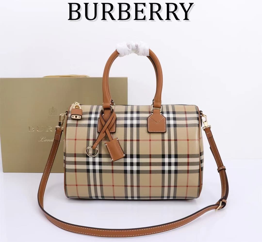 C71 🔥🔥The latest Italian-made bowling bag from B brand is crafted from plaid material and ribbed leather. It features a leather handle at the top, detachable and adjustable shoulder straps, zippers for opening and closing, as well as a leather-lined lock — image 1