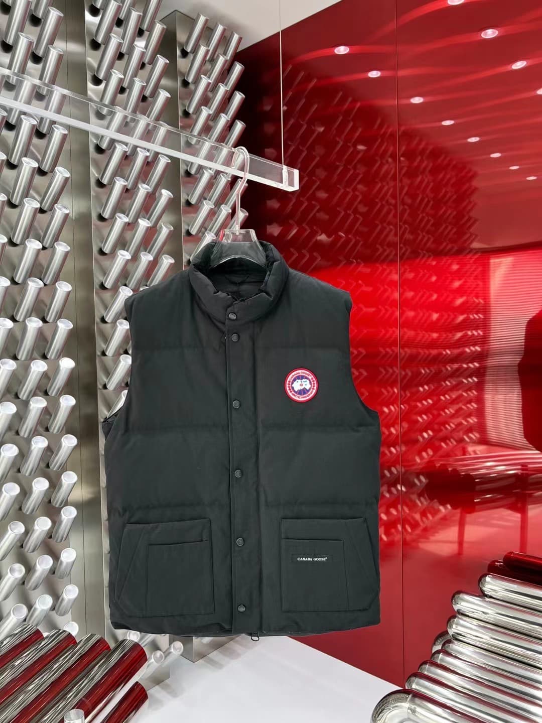 C11095 The Canadian brand Canada Goose down jackets are widely recognized as the most warm down jackets. Many Instagram influencers, internet celebrities, and stars often wear them in street photos. Every year, there are new products from Canada Goose, bu — image 1
