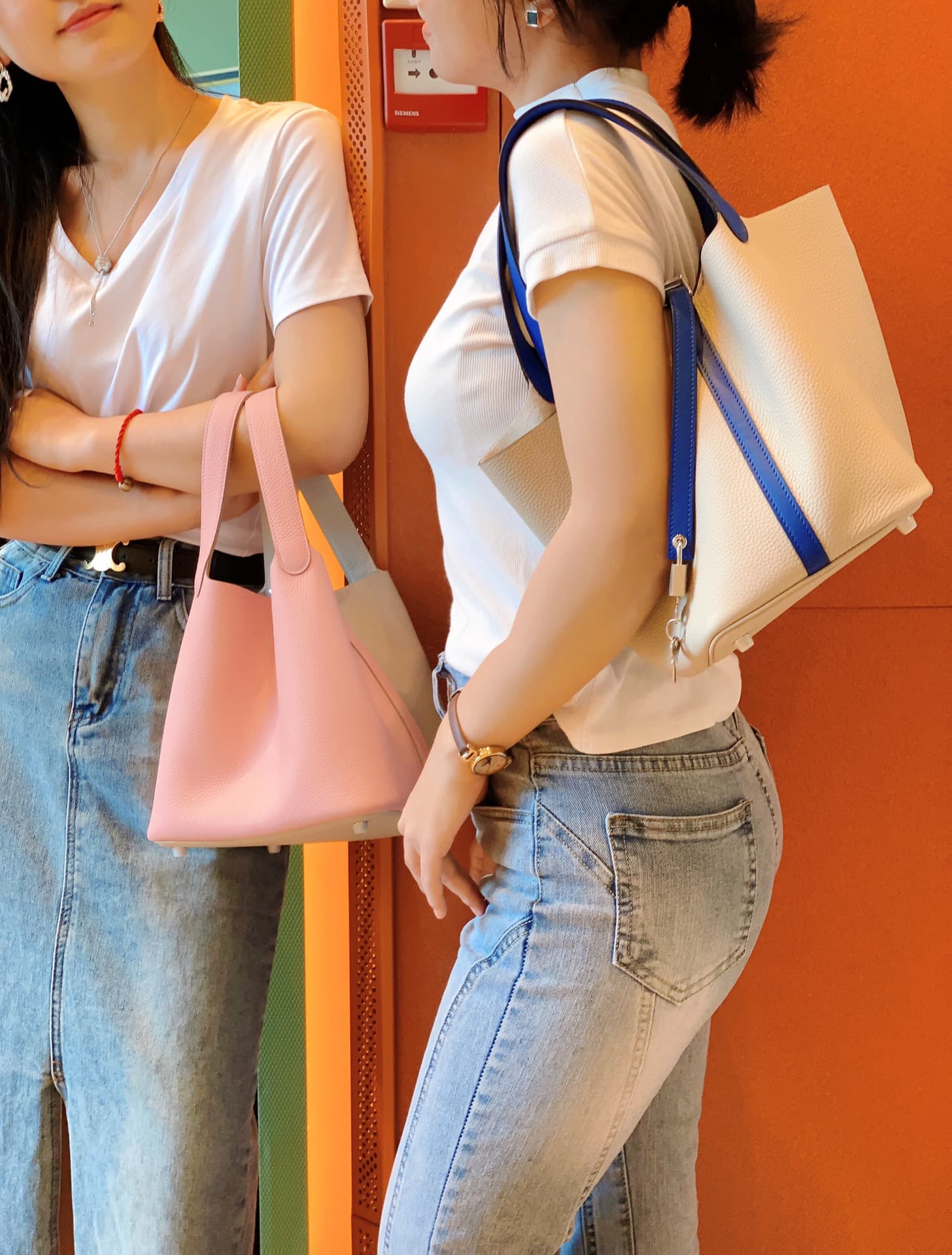 C4847 - 22Cm Upper body pearl gray/neon blue💙 — image 1