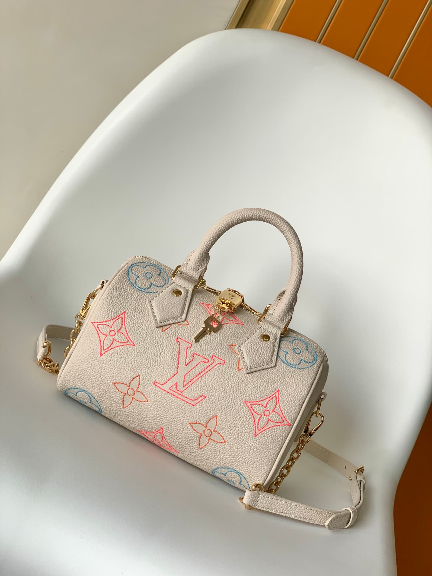 C5115 💰M46667 M12713 ochre-colored printing M11276 M46575 gray M46397 milk white M58953 black M58958 pearlescent blue. Photographed in real life. Made of dual-color Monogram Empreinte leather, it features the LV logo and Monogram floral pattern. This Spee — image 1