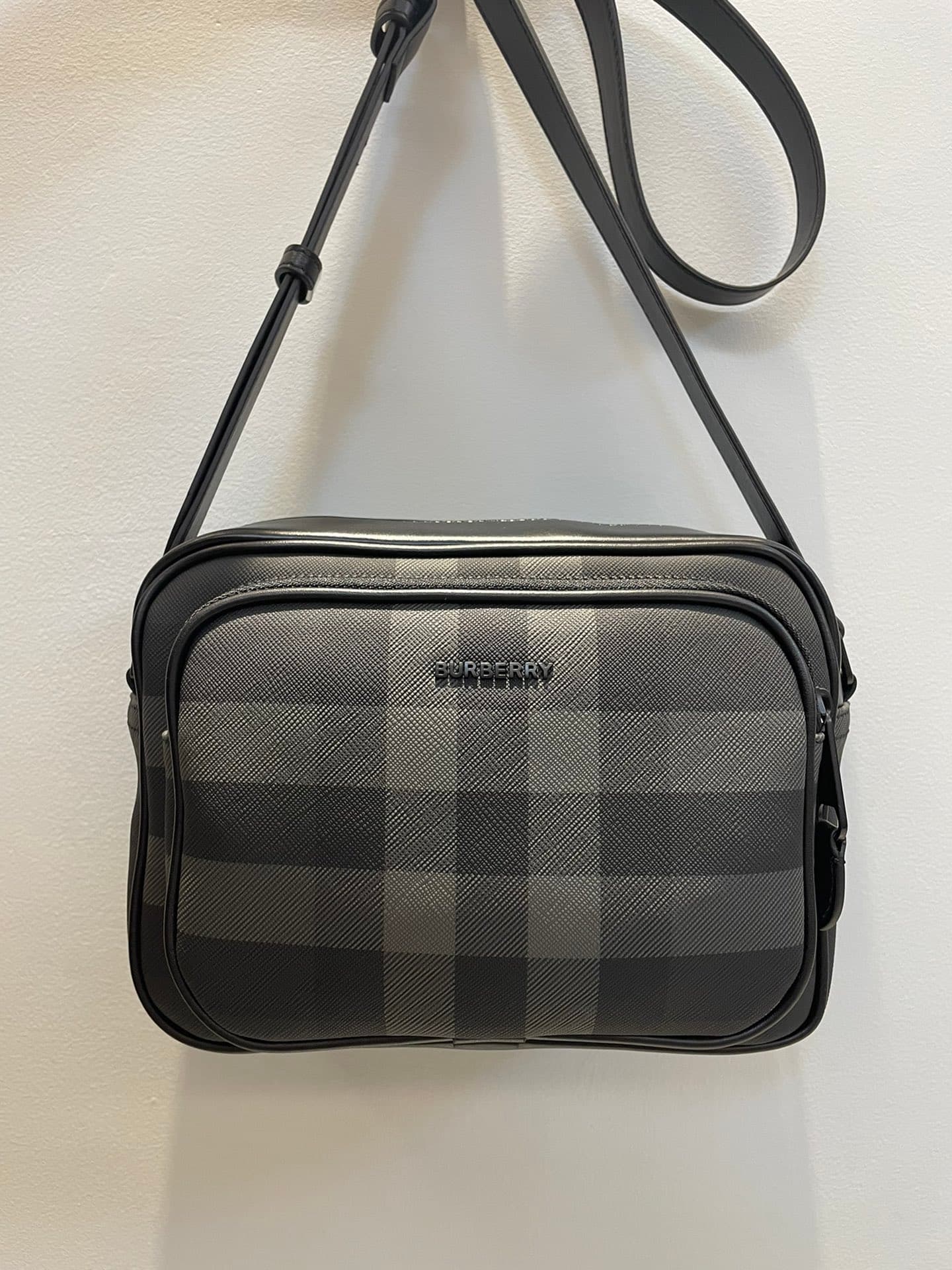 C8235 6088 – A new model of camera bag from the B brand, featuring a new design with checkered eco-friendly canvas material. This eco-friendly canvas is made from renewable resources; compared to traditional coated canvas, it requires less water and produ — image 1