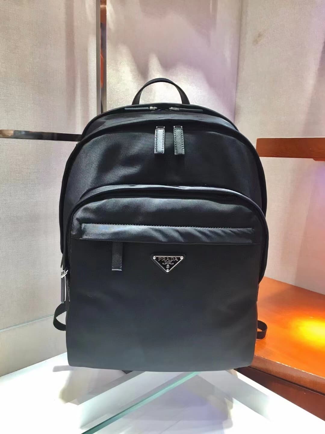 C7001 🎉Exclusive release🎉2VZ048 backpack, original product👏👏 This backpack features edges made of imported Saffiano leather, giving it a modern and minimalist look👍👍 It’s crafted from imported nylon material combined with cross-stitched cowhide, along wit — image 1