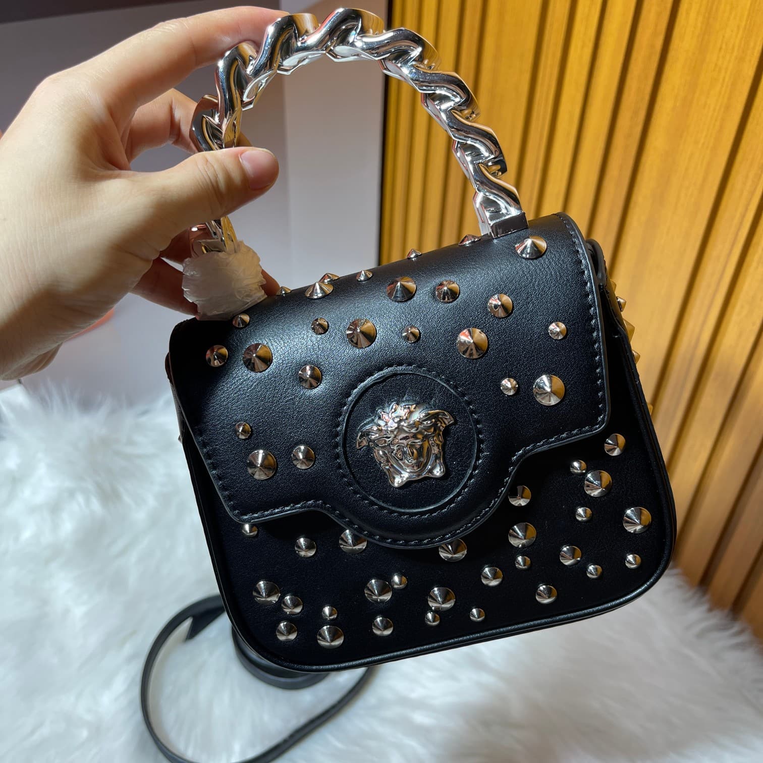 C2821 New product released – VERSACE “Starry Sky” collection. A bag for little queens. Early autumn, say hi ~ Modern twist, meeting denim Medusa! With a trendy attitude, the golden-colored Medusa-style design and handle add to its style. The central “Medu — image 1