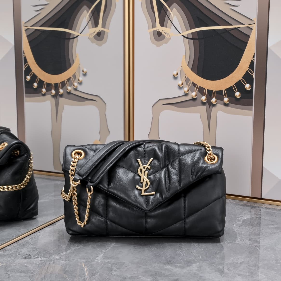 C8610 【New】LOULOU PUFFER quilted lambskin bag, made of lambskin with 100% material. The material is soft and delicate, giving a feeling like holding clouds ☁️; the classic Y brand logo, chains, and buckles are all made of silver-plated metal, offering a m — image 1