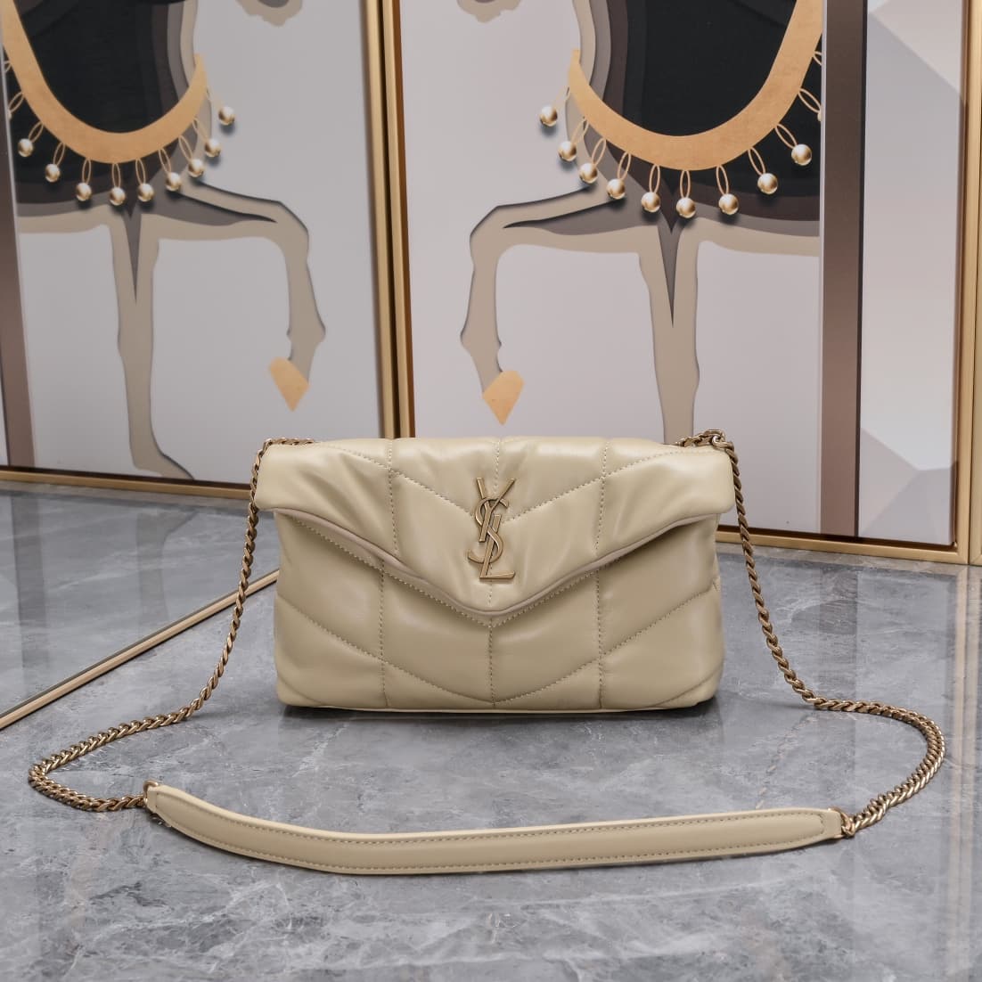 C8611 Mini-sized bag #23CM is here! Made of soft Italian lambskin, it features Y brand’s diagonal stripe quilting technique. It has a soft front flap pocket and a detachable shoulder strap, making it suitable for both storage purposes and as an underarm b — image 1