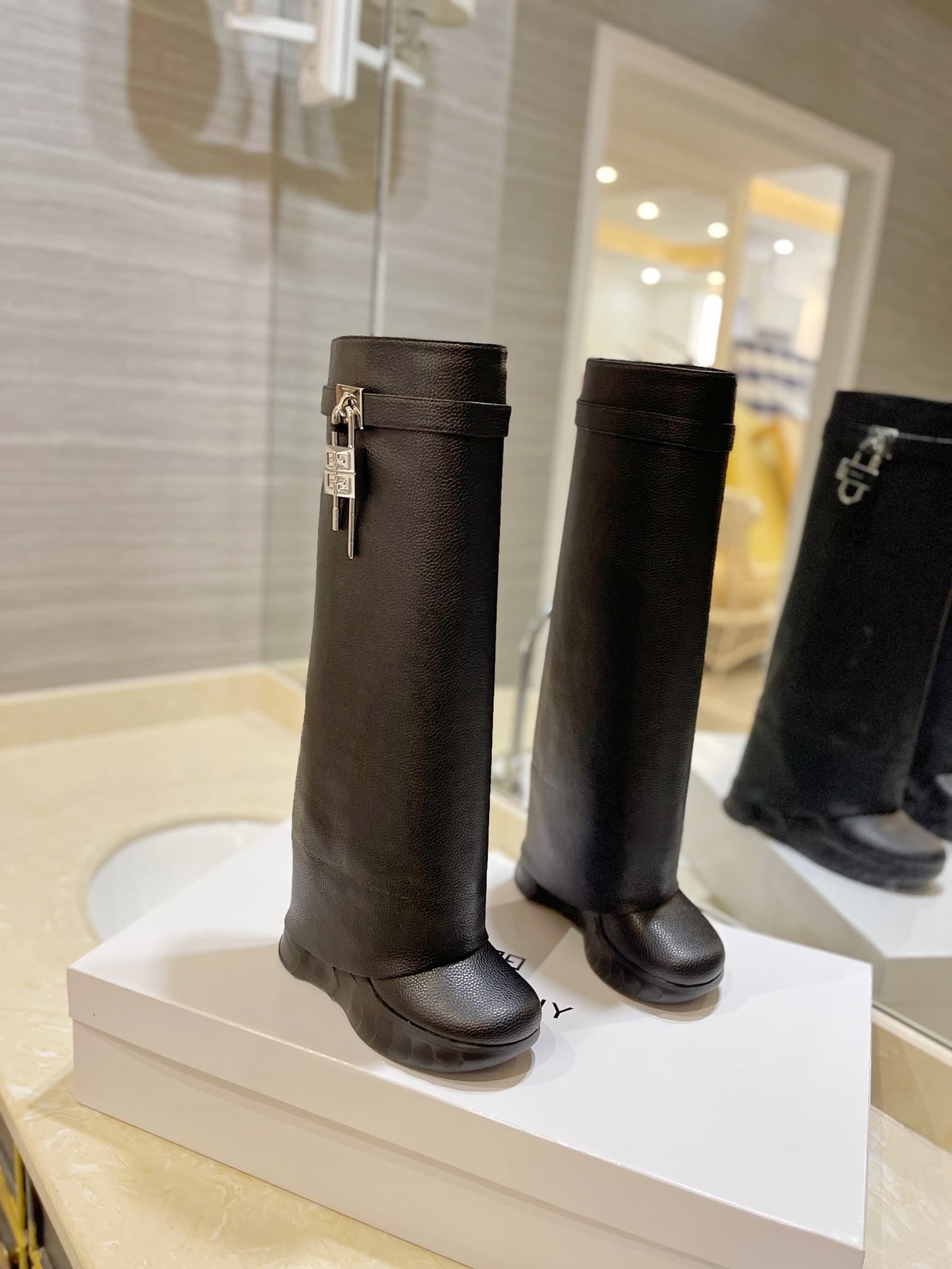 D6526 💰 GIVENCHY QZKEEP 0X0ZX new model, high heel, slim-fit shark boots 2026 — image 1