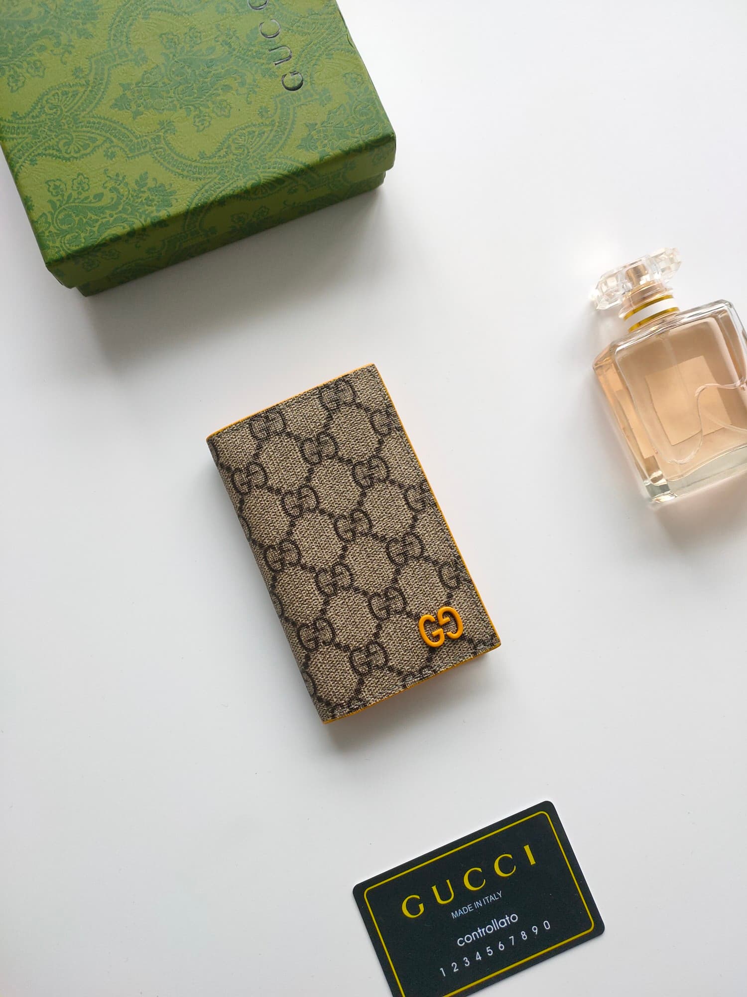 C97 💰GG detailed long cardholder. It features the exclusive elements of Gucci, along with vibrant colors. This long cardholder is crafted from GG Supreme canvas, with red accents that create a subtle contrast and beauty in this compact daily accessory. — image 1