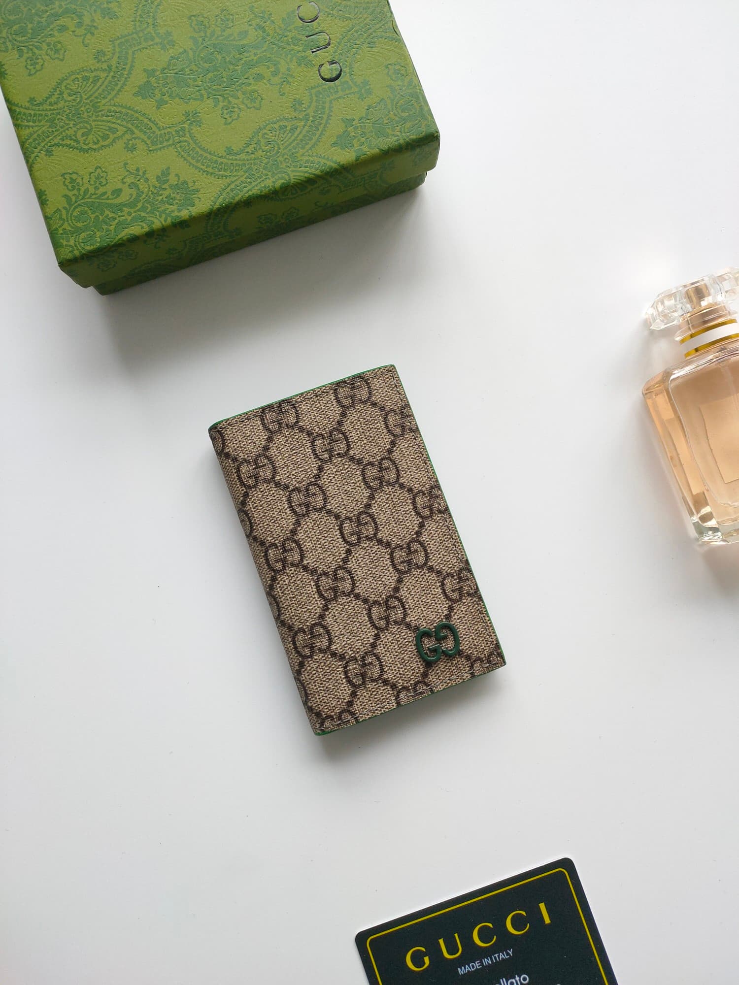 C96 💰GG detail-lined cardholder. It combines the exclusive elements of Gucci with vibrant colors and intricate GG details. This long-cardholder is crafted from GG Supreme canvas, with red accents that create a subtle contrast and beauty in this compact da — image 1