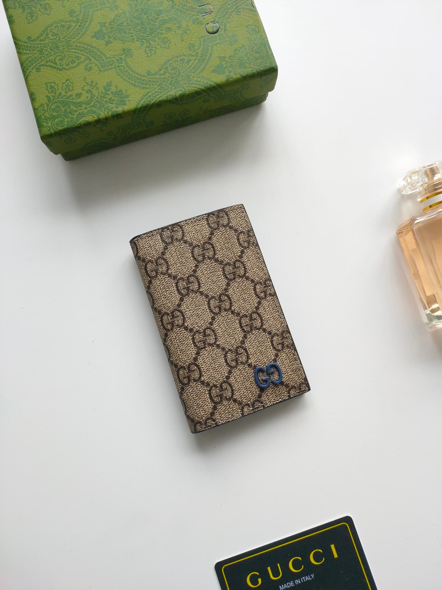 C95 💰GG detail-lined cardholder. It combines the exclusive elements of Gucci with vibrant colors and intricate GG details. This long cardholder is crafted from GG Supreme canvas, with red accents integrated seamlessly, creating a subtle contrast that adds — image 1