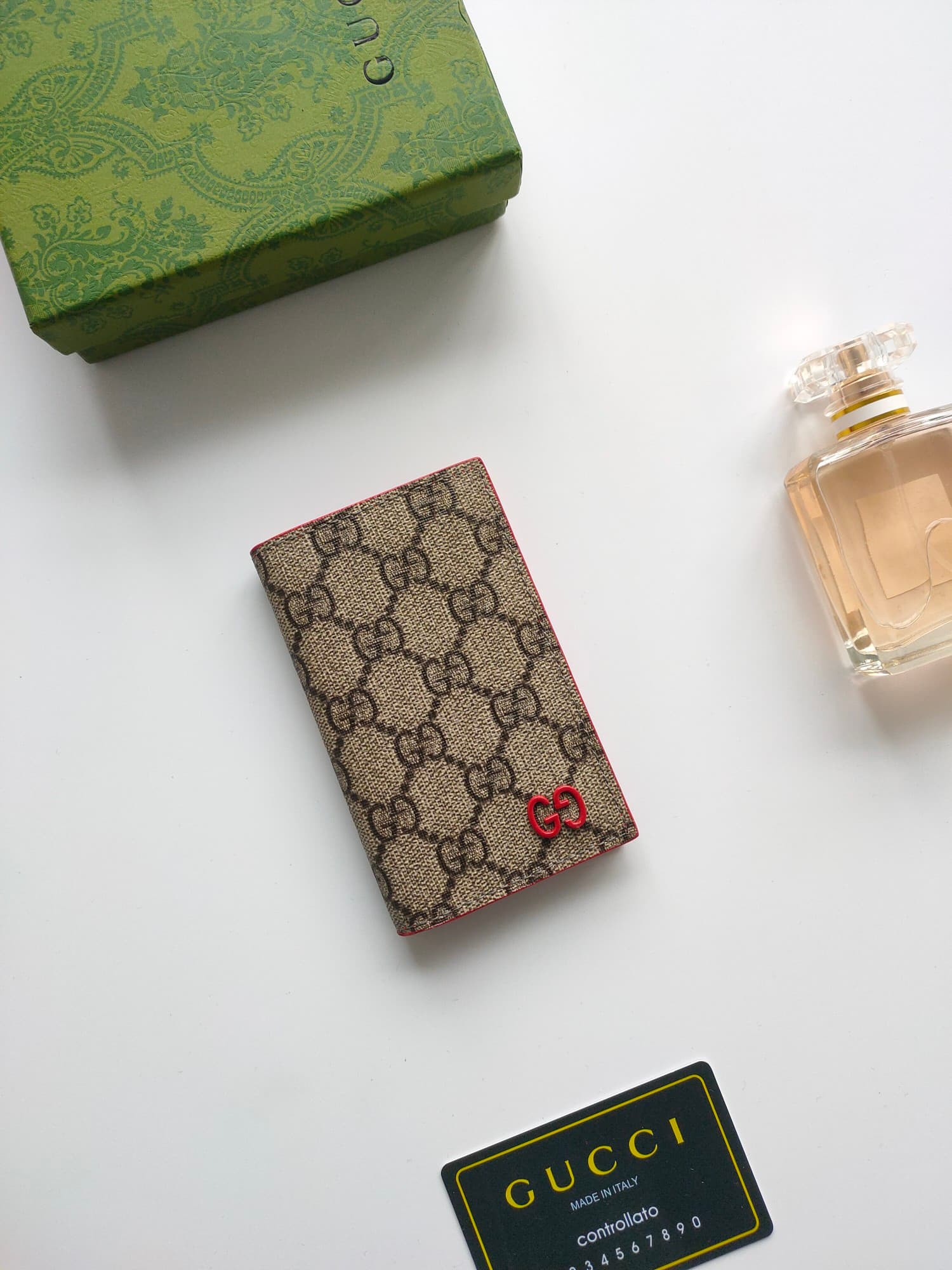 C94 💰GG detail-length cardholder. It features the exclusive elements of Gucci, along with vibrant colors. This long cardholder is crafted from GG Supreme canvas, with red accents integrated seamlessly, creating a delicate contrast that adds elegance to th — image 1