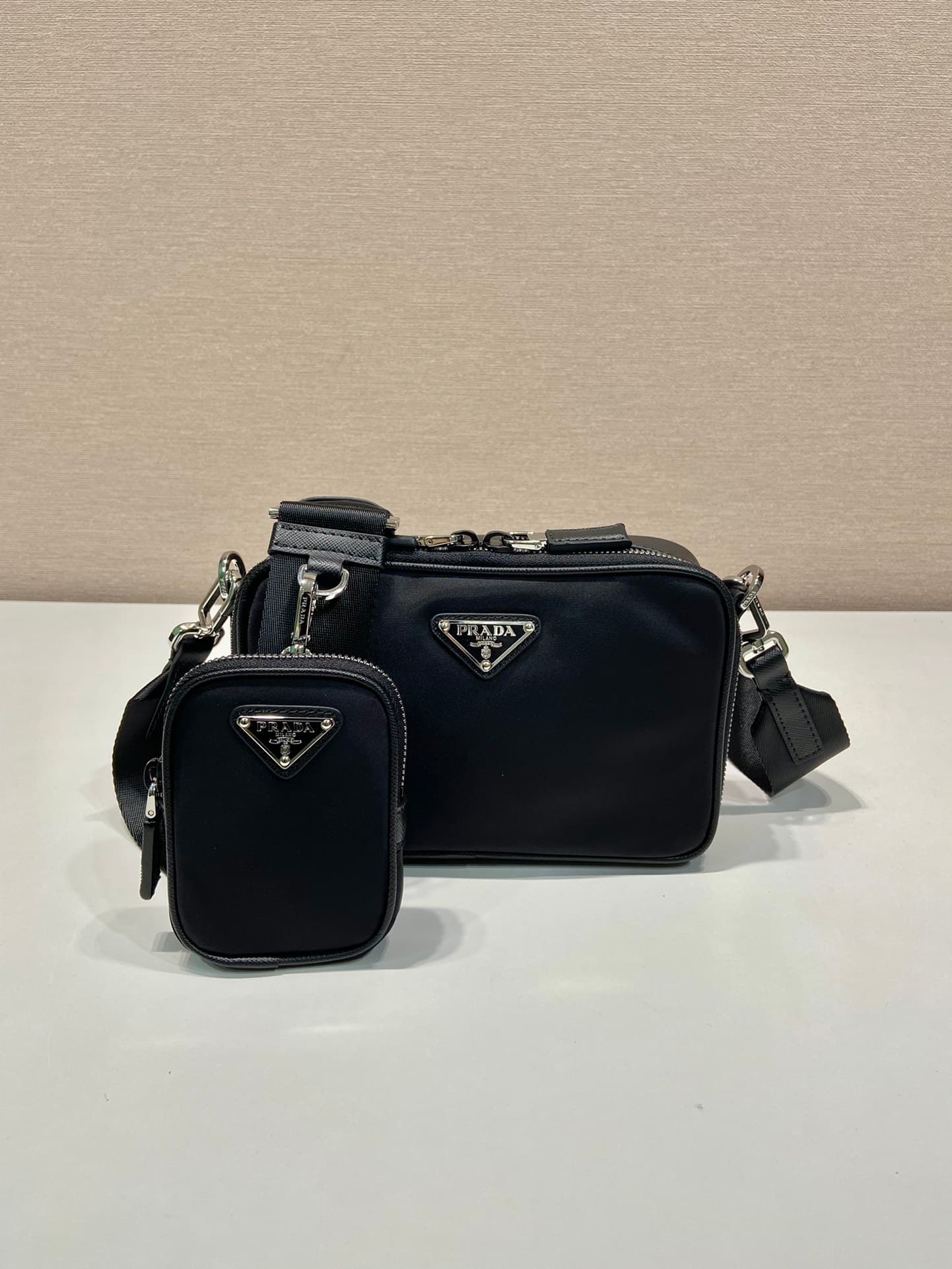 C6943 🎉New type of messenger bag🎉2VH070/cross-pattern🎉🎉 — image 1