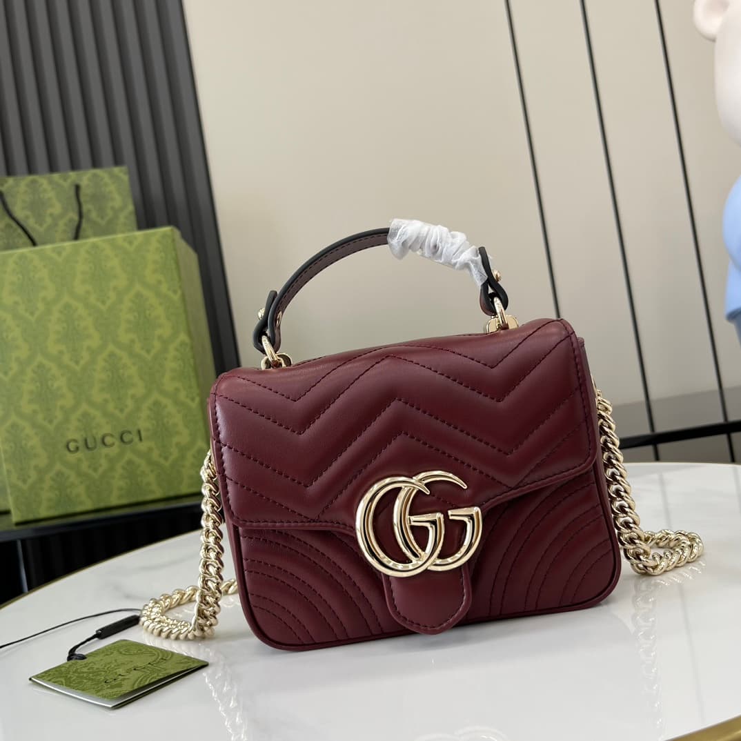 C4019 GG Marmont collection mini handbag. The GG Marmont collection features a new silhouette with classic colors, exuding an early autumn-style elegance. This handbag is made of V-shaped leather sewn with Gucci Rosso Ancora red leather, with detachable b — image 1