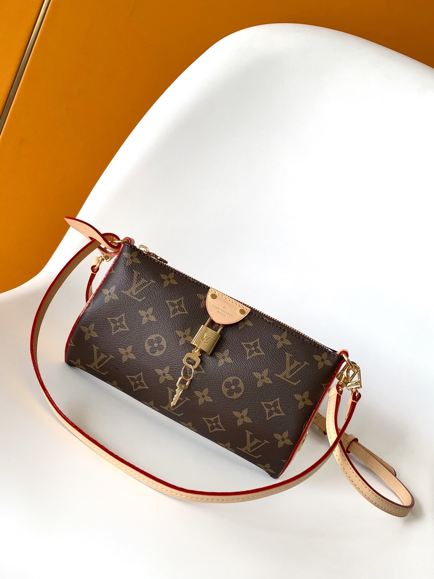 C5119 💰 M12859 – Top-tier original coding chip. This Pochette Tirette handbag features a Monogram-shaped extended shoulder strap that allows for a relaxed, soft silhouette. It made a striking appearance at Louis Vuitton’s spring/summer show. The leather t — image 1