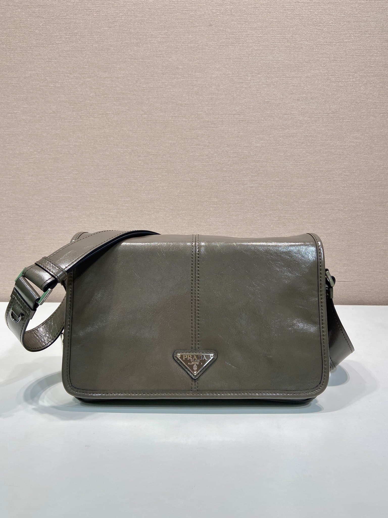 C6958 🎉New oil-wax bag🎉2VD073 postman bag🎉🎉 — image 1