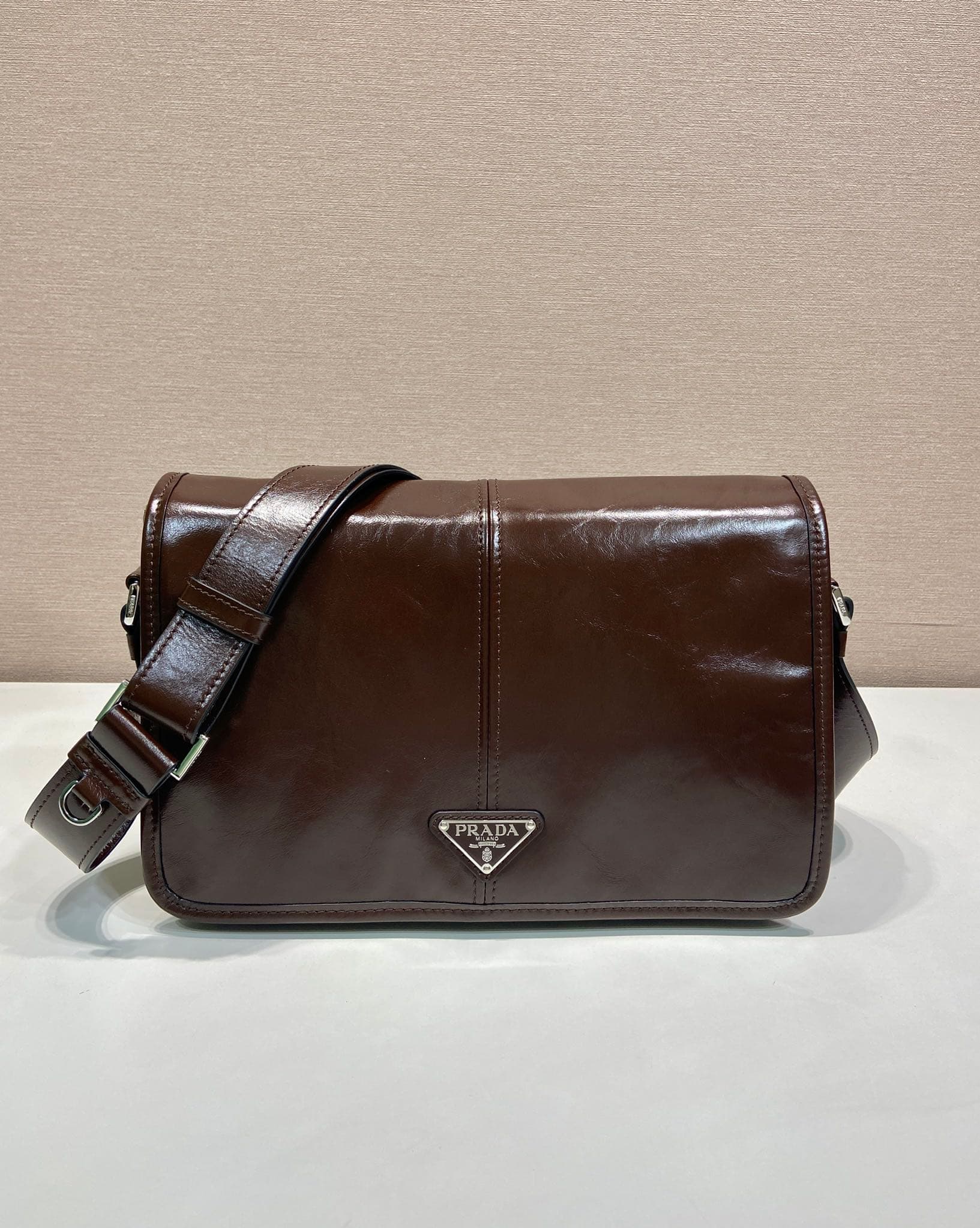 C6957 🎉New oil-wax bag🎉2VD073 postman bag🎉🎉 — image 1
