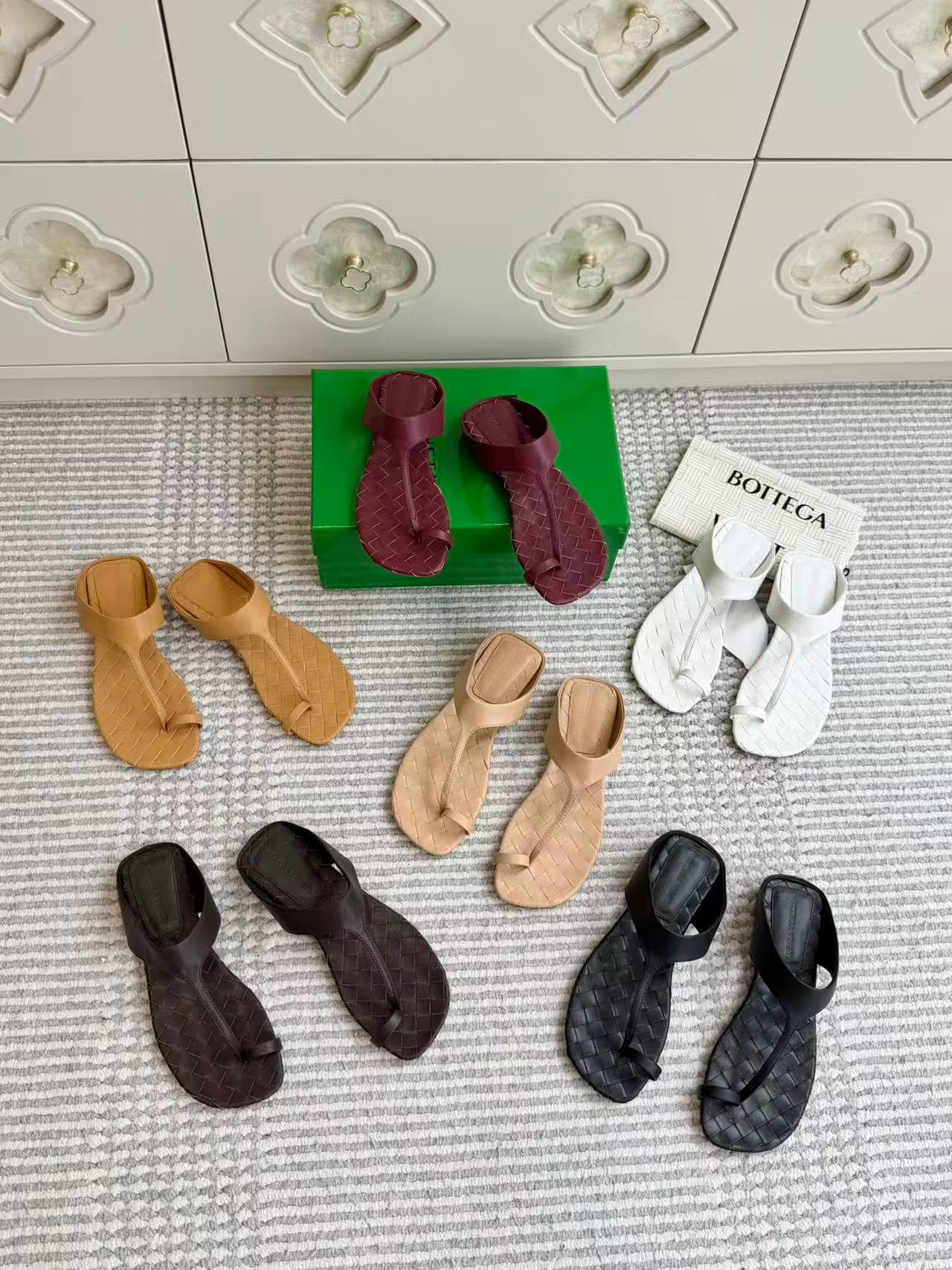 D13752 🤎BV·Flat footed slippers with pointed toes — image 1