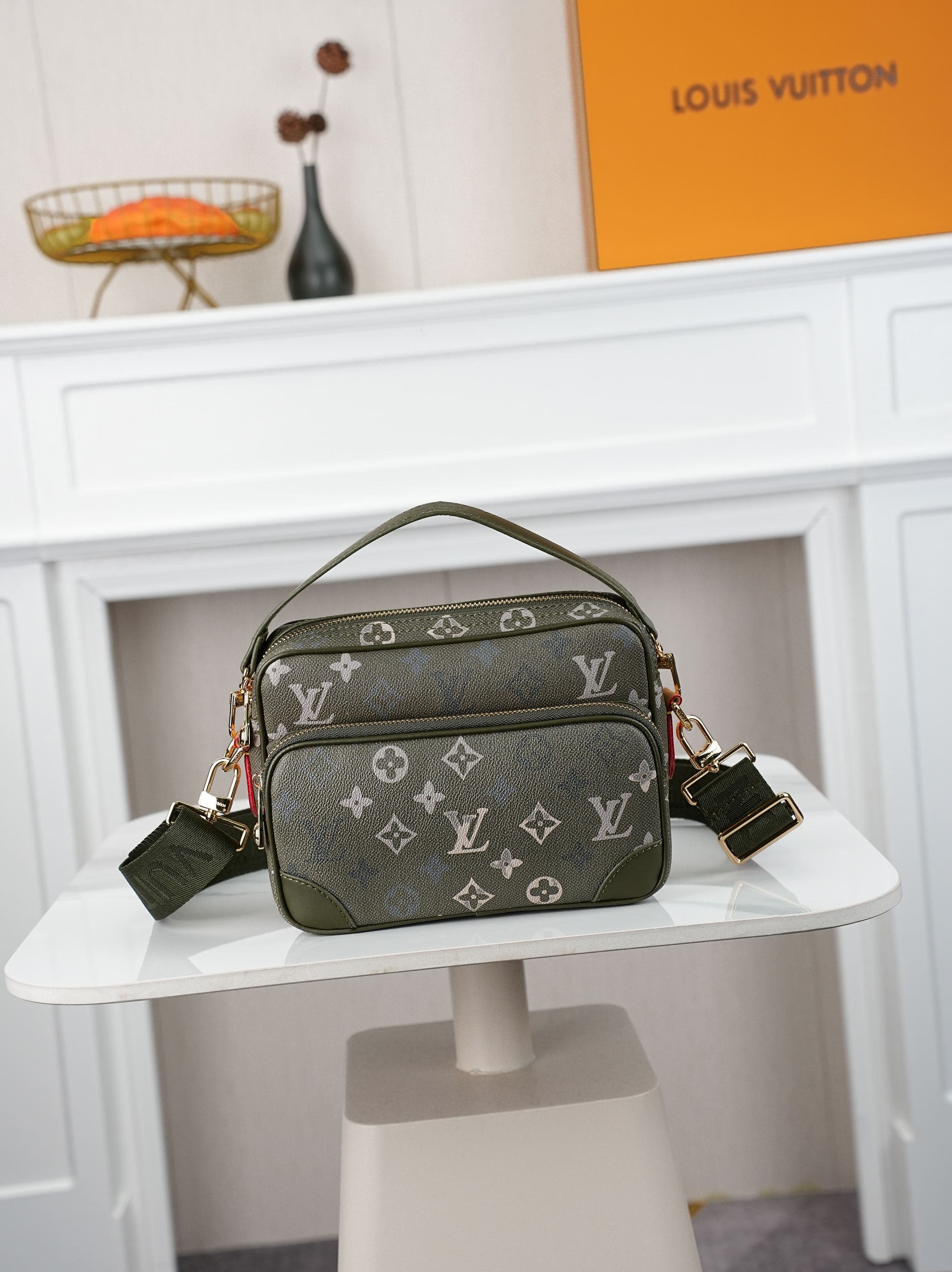 C5342 Batch upgraded version: n29273, M13987, M14016, M14988, M26068, M15296, M14682, M27232. This handbag features elegant, shiny cowhide leather; the Louis Vuitton Paris logo is secured on the front using bead rivets. The side fastenings reflect a urban — image 1