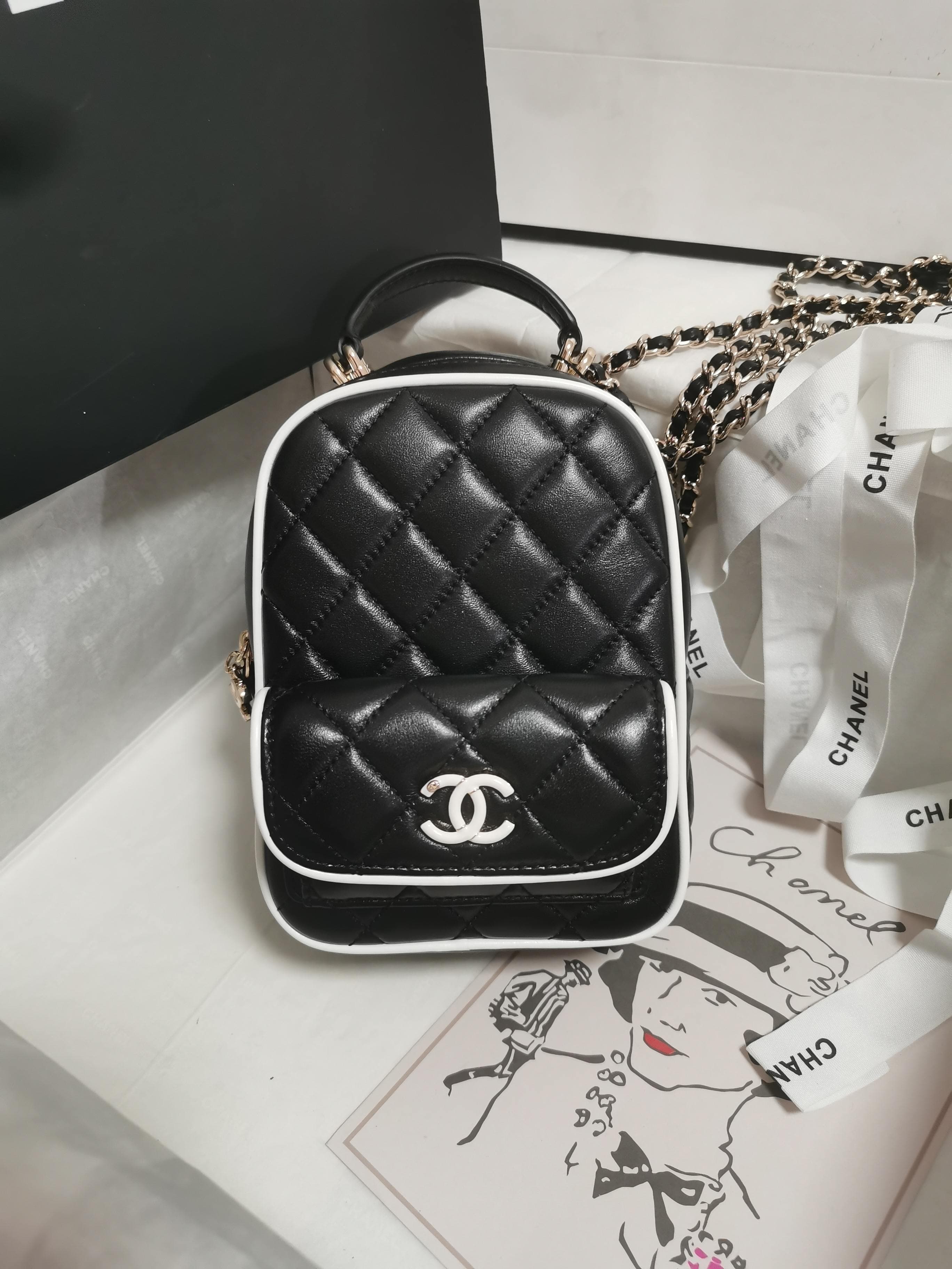 C760 Chanel’s black and white patterned cross-hatched shoulder bag combines classic elements with trendy design. Its simple appearance is adorned with delicate double C logos, and chain details add elegance. It is both practical and eye-catching, helping — image 1